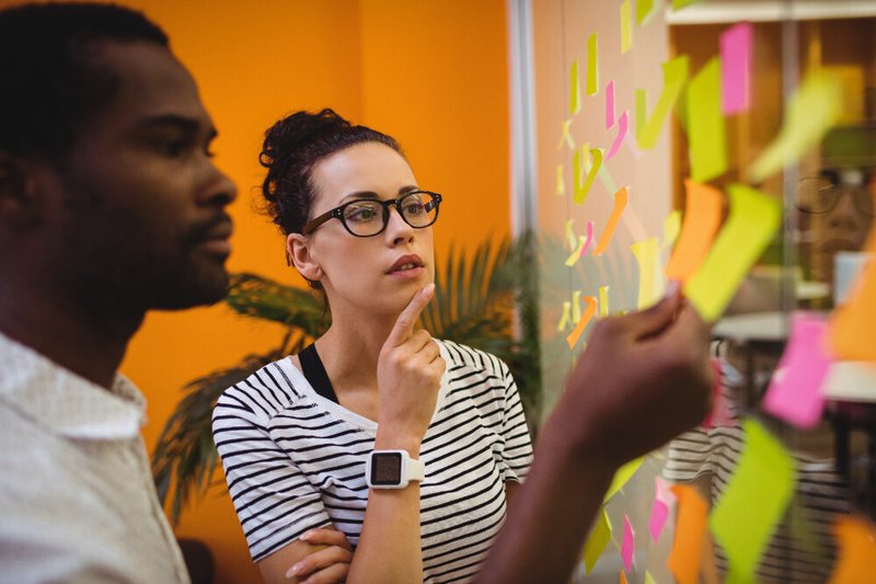 Gestores analisando design sprint